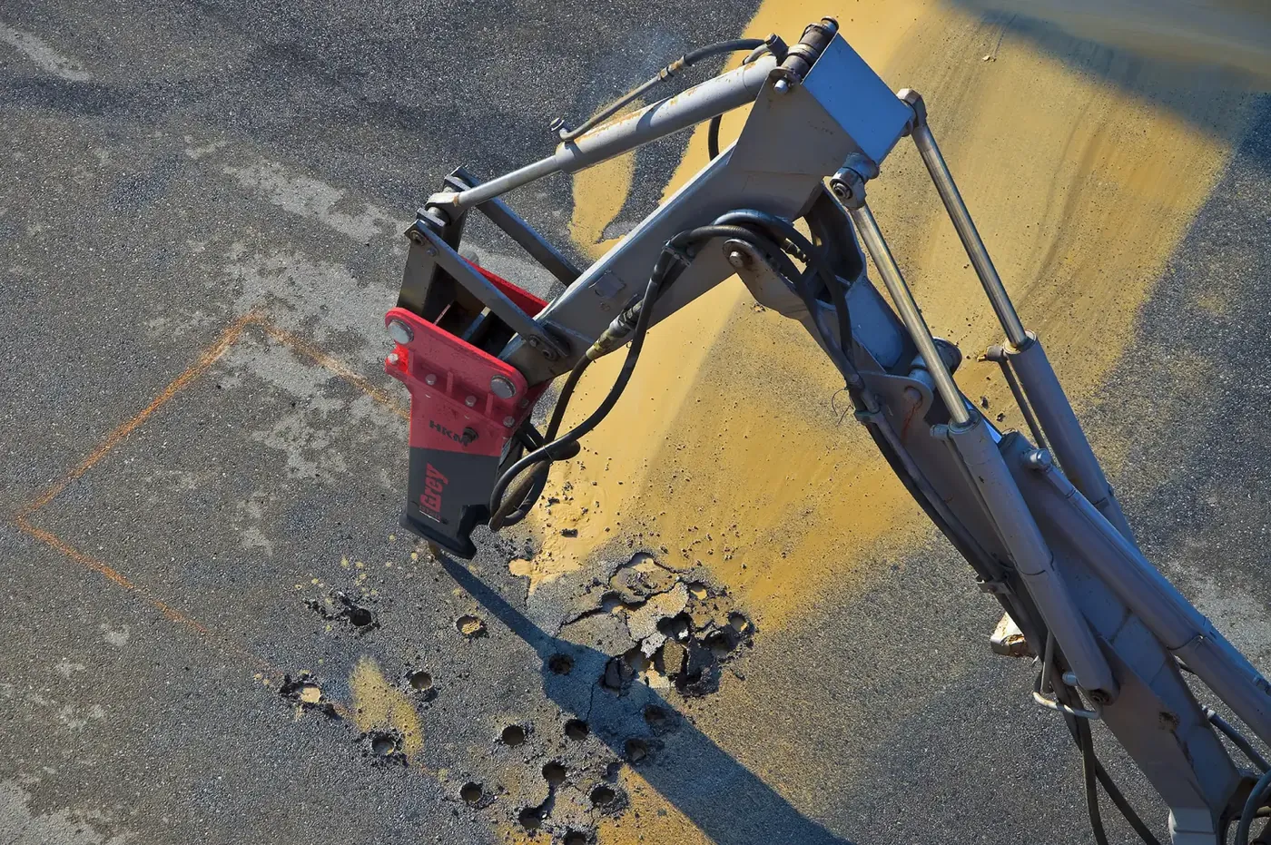 HKM Grey Serisi, HKM hydraulic breaker at work in the field