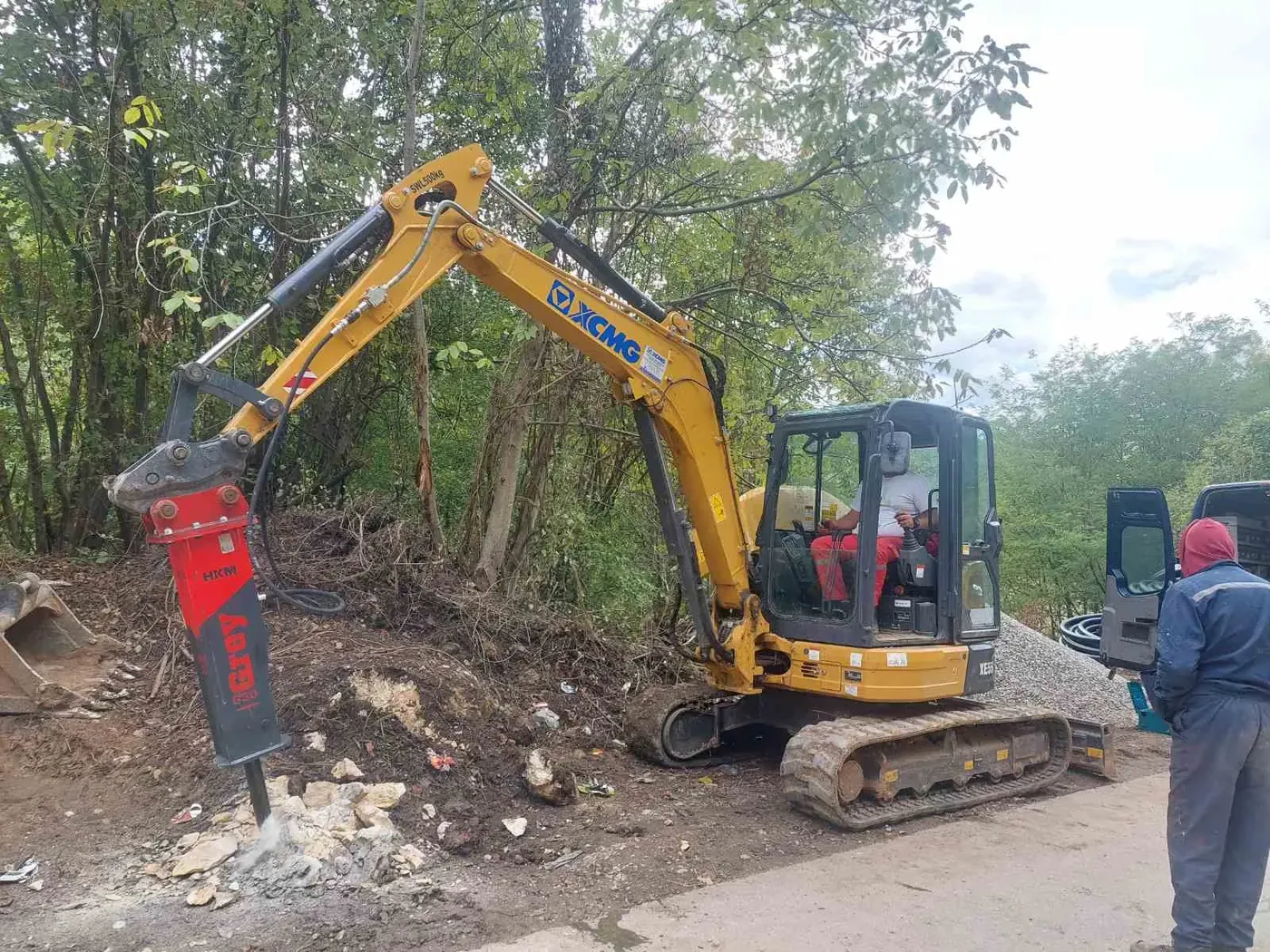 HKM Grey G30, HKM hydraulic breaker at work in the field