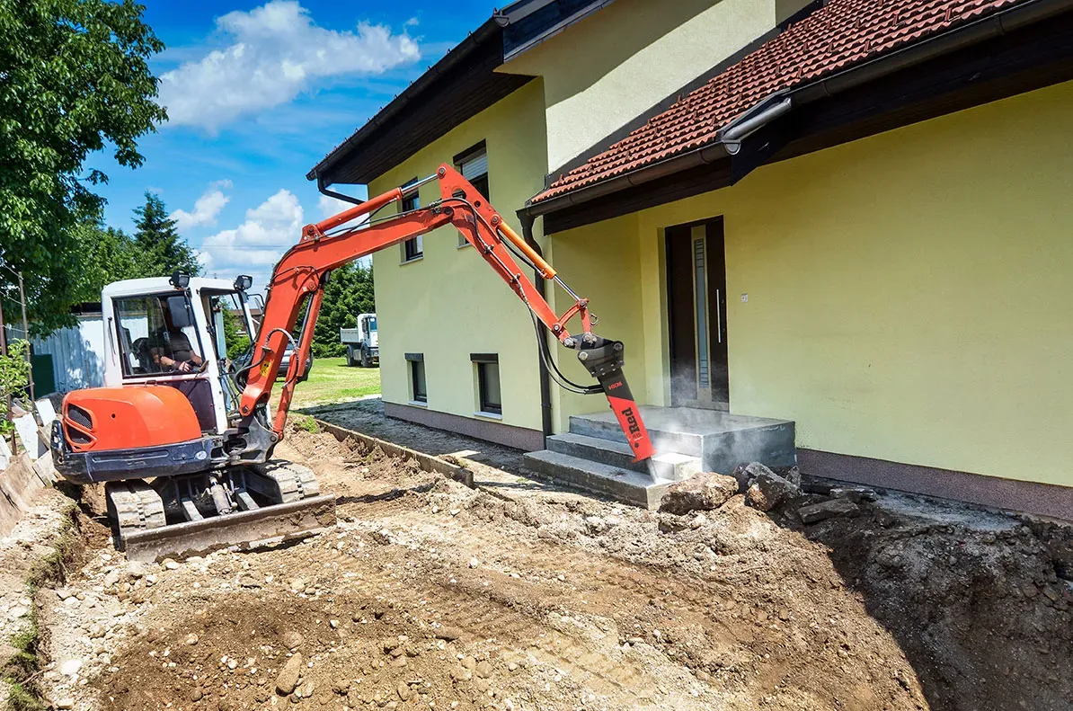 HKM Red R15, HKM hydraulic breaker at work in the field
